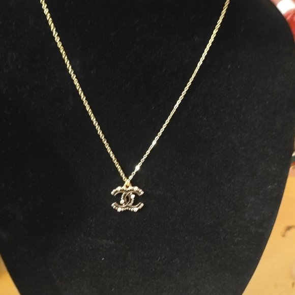 unbranded Jewelry - Chic Gold Pendant Necklace